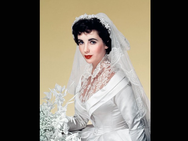 O livro 'Weddings and movie stars' (Real LauArt Press) relembra alguns dos casamentos de celebridades mais deslumbrantes. Alguns reais, outros fictícios, como é o caso aqui. Elizabeth Taylor estrela o filme 'O pai da noiva'. Na vida real, a atriz chegou a se casar oito vezes (Foto: MGM /TDC)