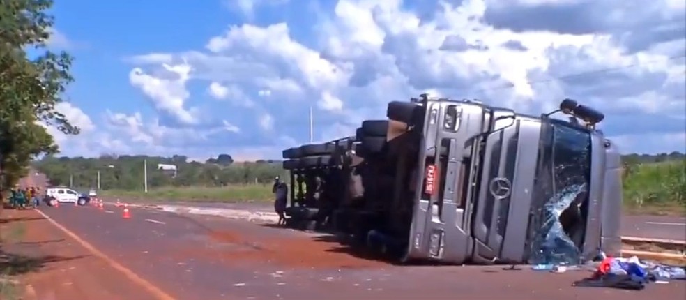 Motorista foi parado no bloqueio, tentou retornar, quando perdeu o controle e caiu em uma vala, segundo os bombeiros.  — Foto: Corpo de Bombeiros 