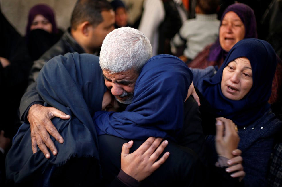 Parentes de palestino morto durante funeral na Faixa de Gaza neste sábado (Foto: Suhaib Salem/Reuters)