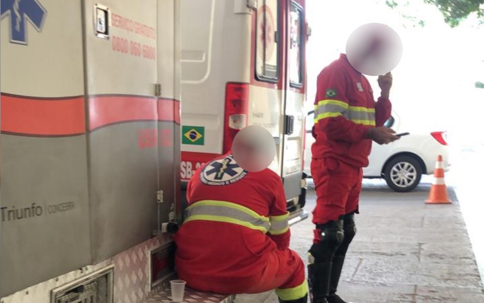 Socorristas aguardam por macas de ambulâncias que estão sendo usadas por pacientes internados no Hospital de Urgências de Goiânia, Goiás — Foto: Reprodução/TV Anhanguera