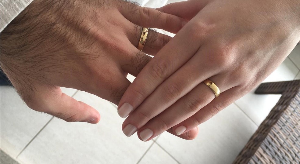 Troca de alianças feita em casa teve a presença dos pais do casal e pastor — Foto: Arquivo pessoal 