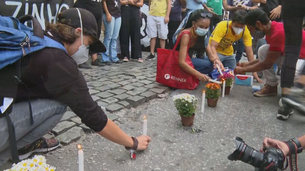Manifestantes acenderam velas diante da Cidade da Polícia, na Zona Norte do Rio — Foto: Reprodução/ TV Globo