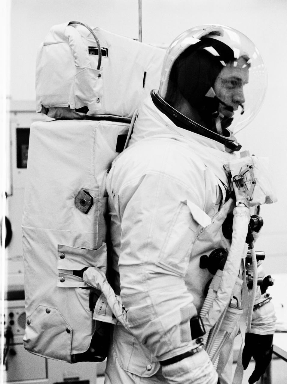 O astronauta Russell L. Schweickart veste o traje da missão Apollo 9, em fevereiro de 1969 (Foto: NASA)