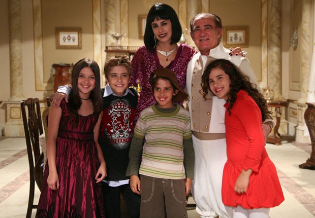 Em 'O Segredo da Princesa Lili' (2007), Daniela atuou ao lado do filho, André (de boné) (Foto: Divulgação/TV Globo)