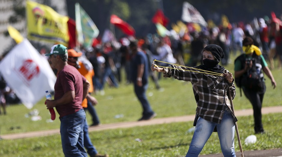 Manifestantes entram em conflito com a polícia durante protesto contra o governo Temer (Foto: Agência Brasil)