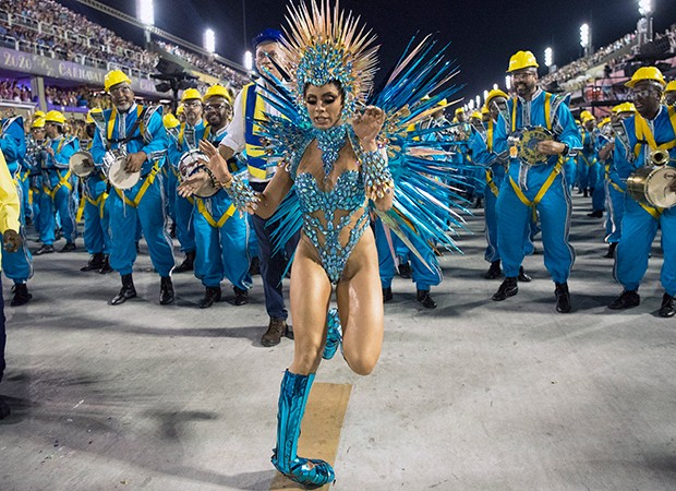 Lexa cai durante desfile da Unidos da Tijuca (Foto: Delmiro Junior/Brazil News)