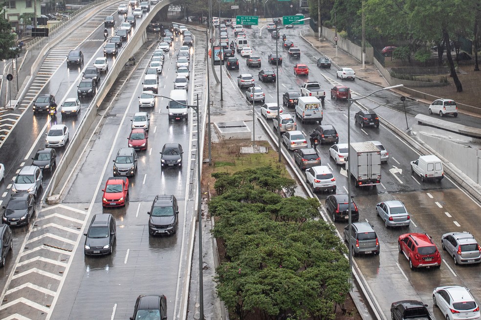 Trânsito de veículos em dia de chuva na Avenida 23 de Maio, região central de São Paulo, na manhã desta sexta-feira (9) — Foto: Celso Tavares/G1