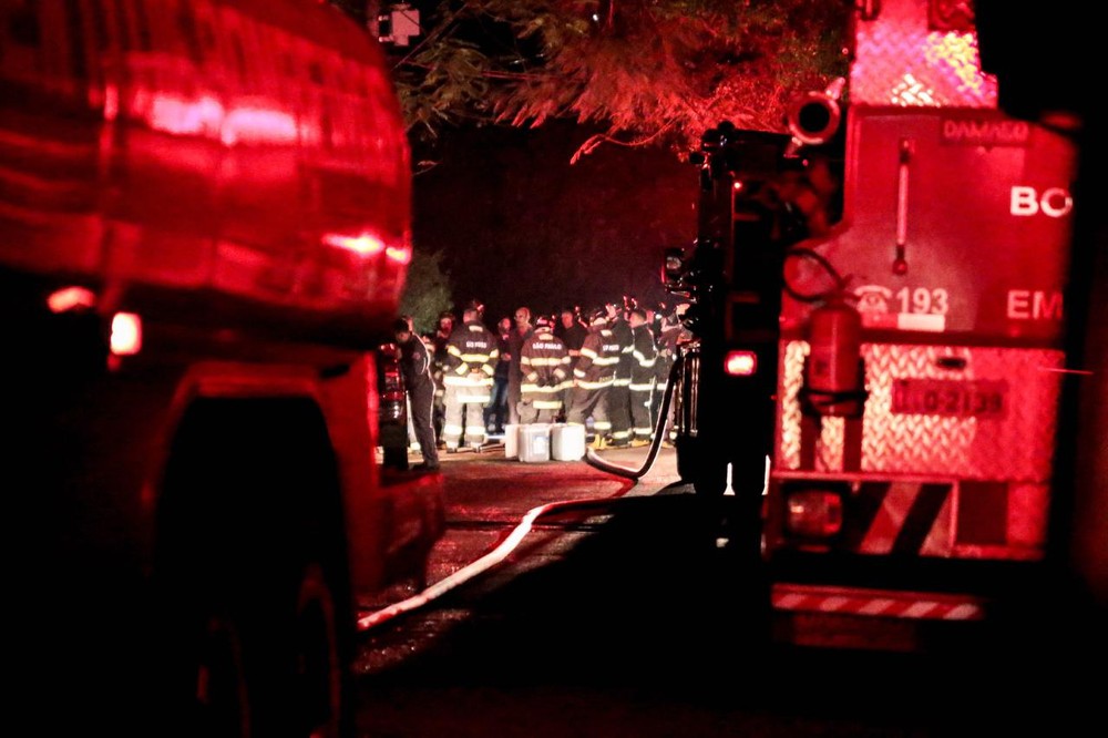 Bombeiros de cinco cidades participaram do combate às chamas em Itupeva — Foto: Regis Rosa/TV TEM 