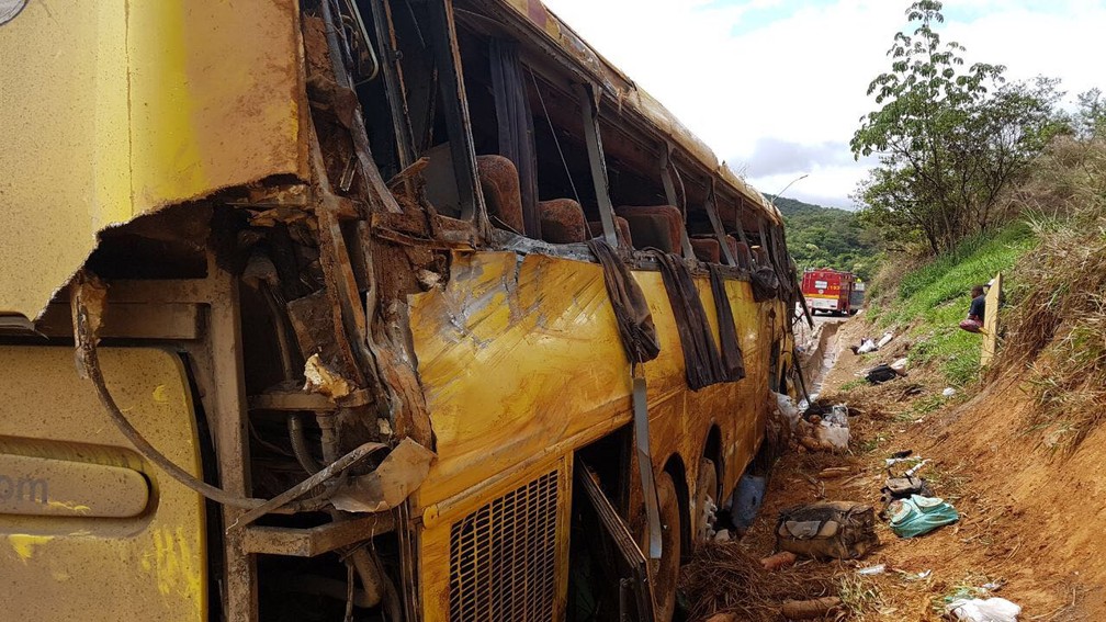 Ônibus tomba na BR-381, próximo a Brumadinho, Região Metropolitana de Belo Horizonte, e deixa mortos e feridos (Foto: Corpo de Bombeiros/Divulgação)