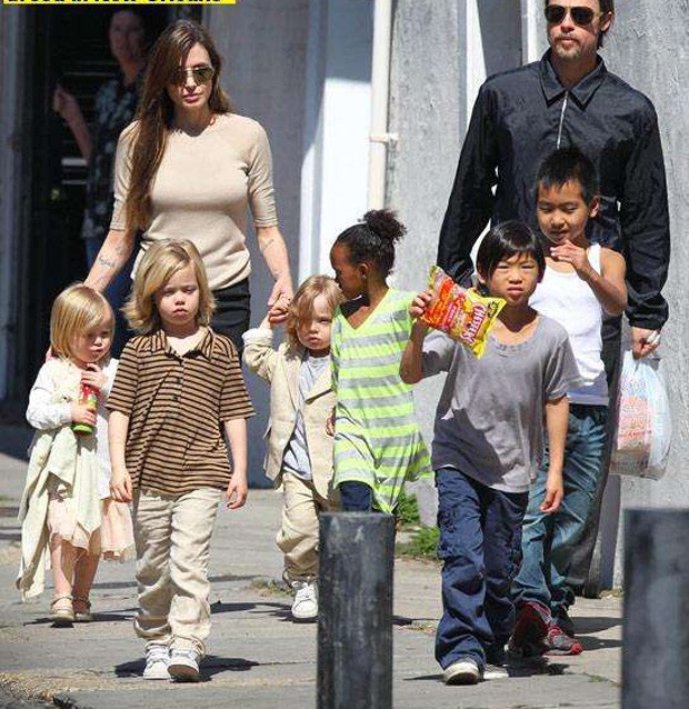 Angelina Jolie e Brad Pitt com os 6 filhos (Foto: Reprodução)