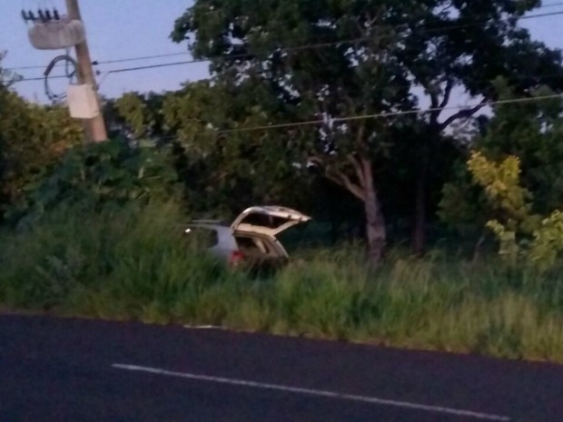 Carro bateu no poste na madrugada desta quinta-feira (Foto: Osvaldo Nóbrega/ TV Morena)