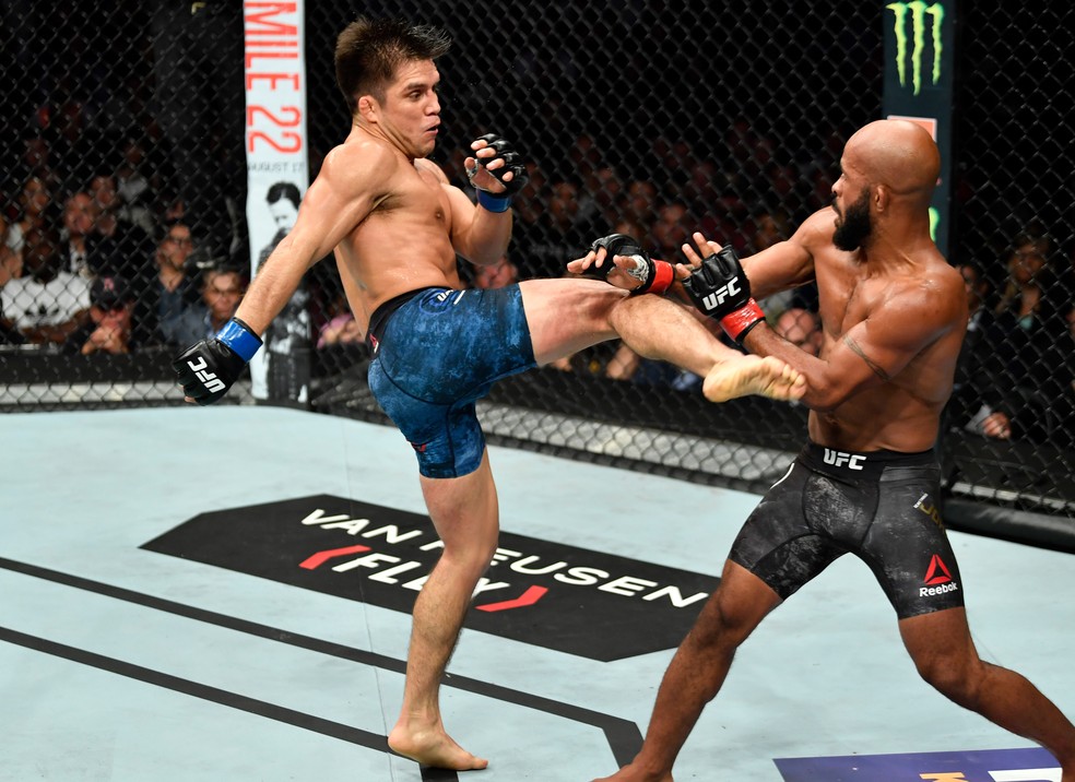 Henry Cejudo se impôs diante de Demetrious Johnson no co-evento principal do UFC 227 (Foto: Getty Images)