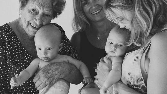 Isa Scherer encanta ao mostrar os gêmeos na companhia da família: "Gerações"