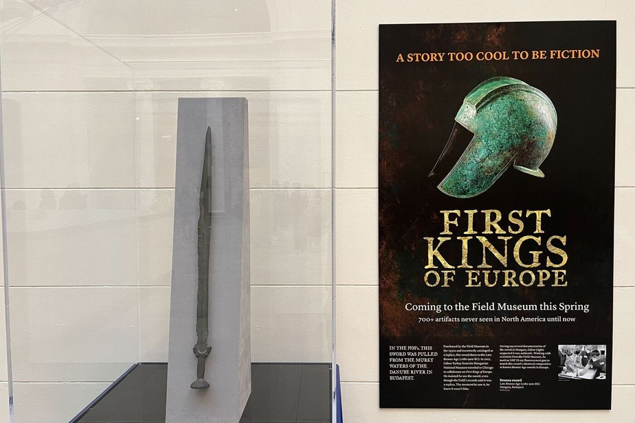 Espada da Idade do Bronze no salão principal do Field Museum, instalada como prévia de uma próxima exposição especial, First Kings of Europe