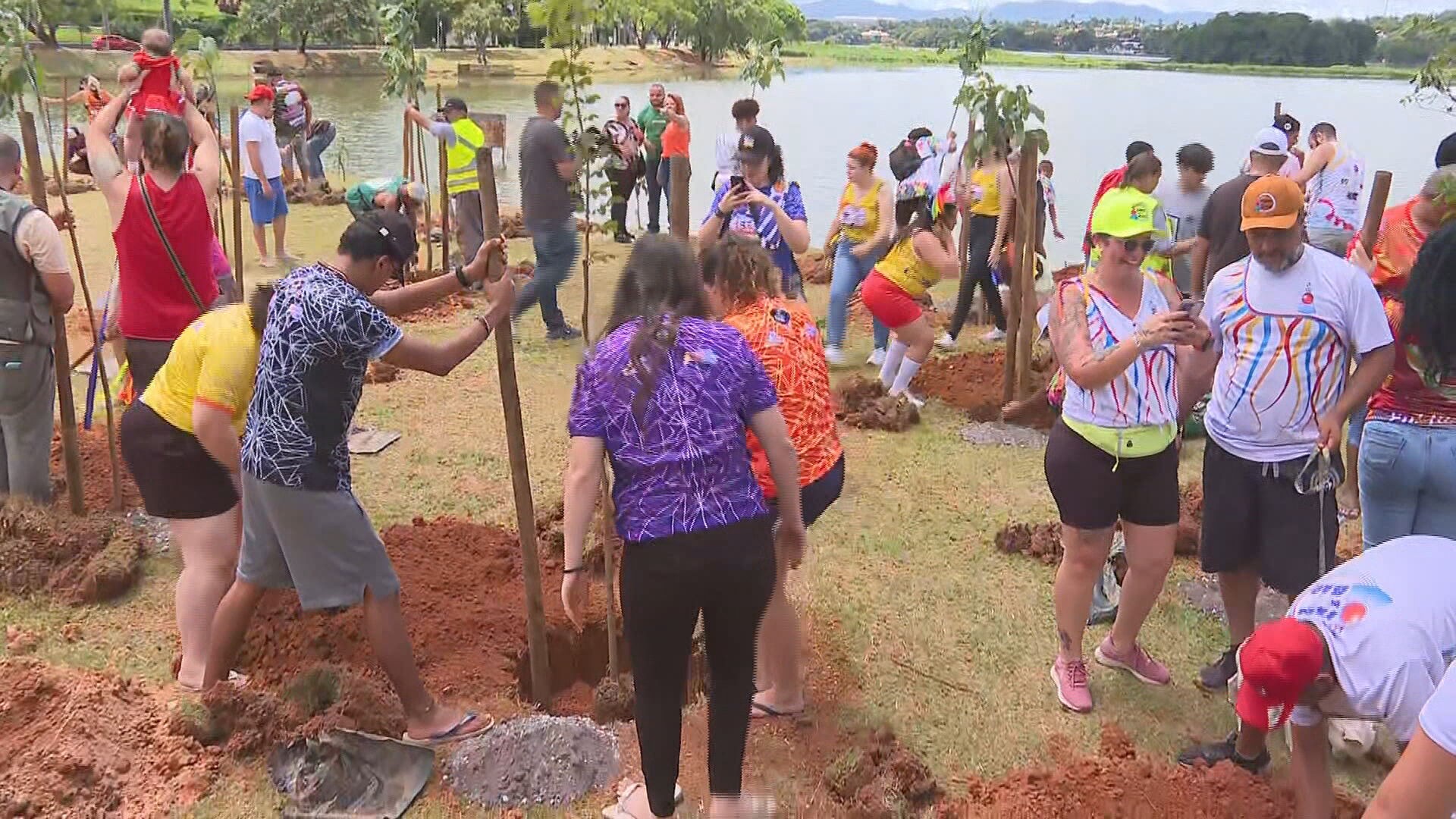 Representantes de blocos de rua e escolas de samba do Carnaval de BH se reúnem para plantar 100 mudas de árvores na Pampulha