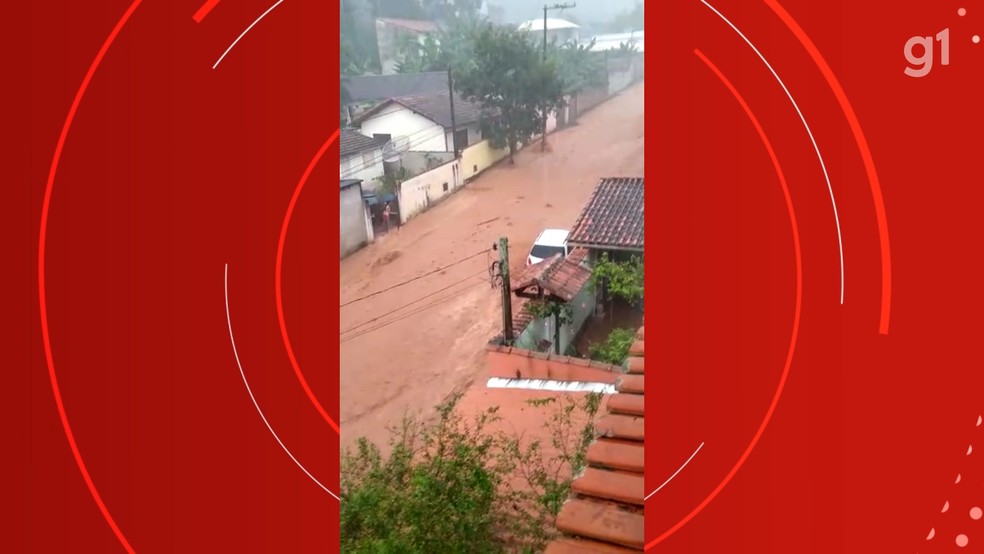 Chuva forte causa alagamento, deslizamento de terra e arrasta carro em Bananal. — Foto: Vanguarda Repórter