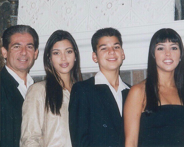 Robert Kardashian (1944-2003), Kim Kardashian, Rob Kardashian e Kourtney Kardashian (Foto: Instagram)