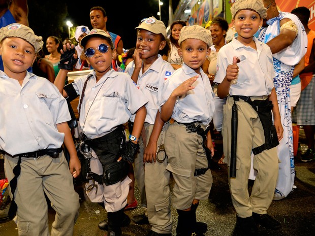 Crianças fantasiadas de policiais mirins no carnaval de Salvador (Foto: Sérgio Pedreira/Ag. Haack)