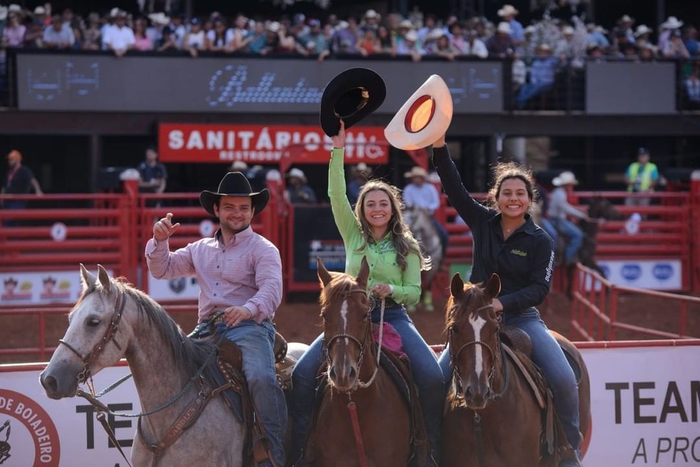 Anna Laura Motta, Paola Gomes e Felipe Marques foram campeões de Team Penning no Rodeio Internacional de Barretos (SP) — Foto: Divulgação / André Monteiro 