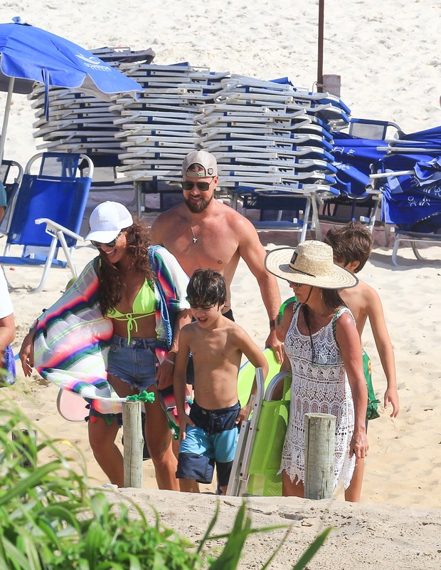 Juliana Paes curte praia com marido e filhos (Foto: Fabricio Pioyani/AgNews)