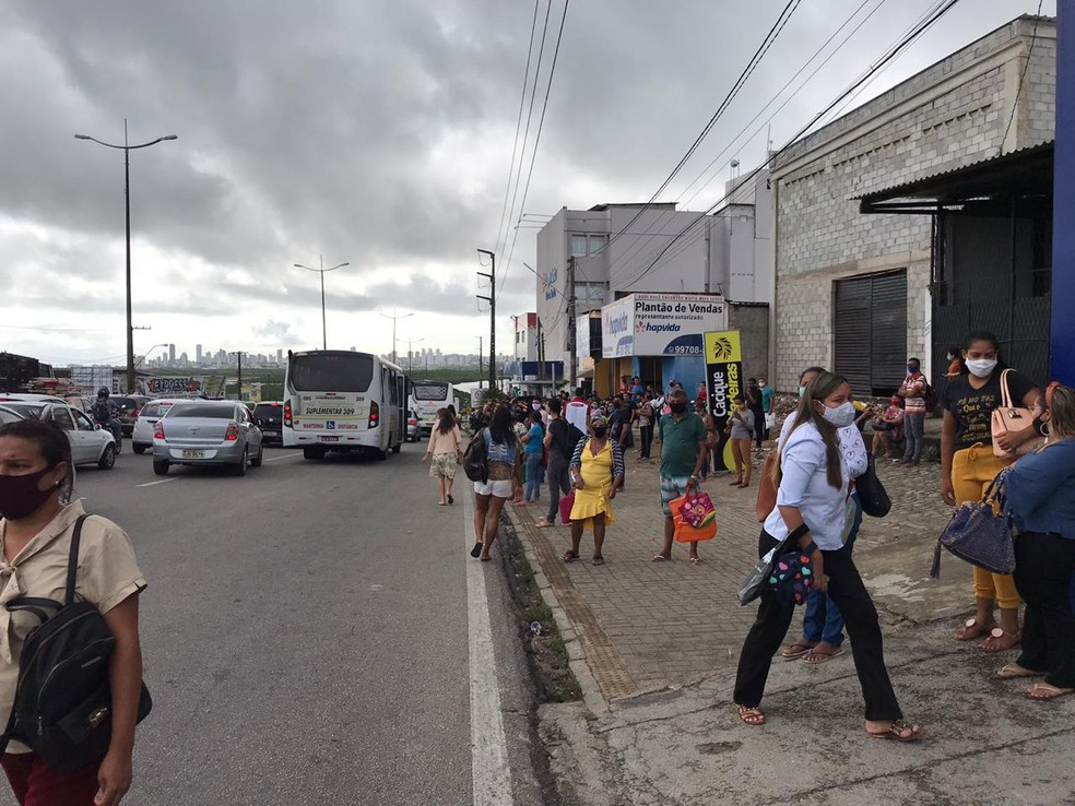Passageiros esperam ônibus em Natal, durante greve de rodoviários — Foto: Ayrton Freire/Inter TV Cabugi