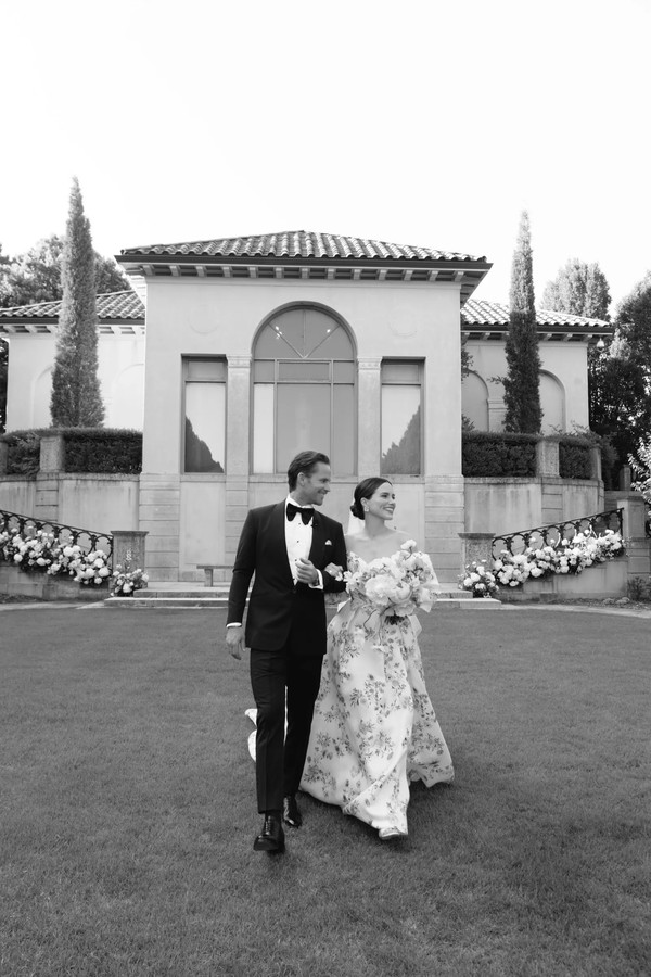 Sophia Bush e Grant Hughes em seu casamento (Foto: Reprodução/ Norman e Blake/ Vogue )