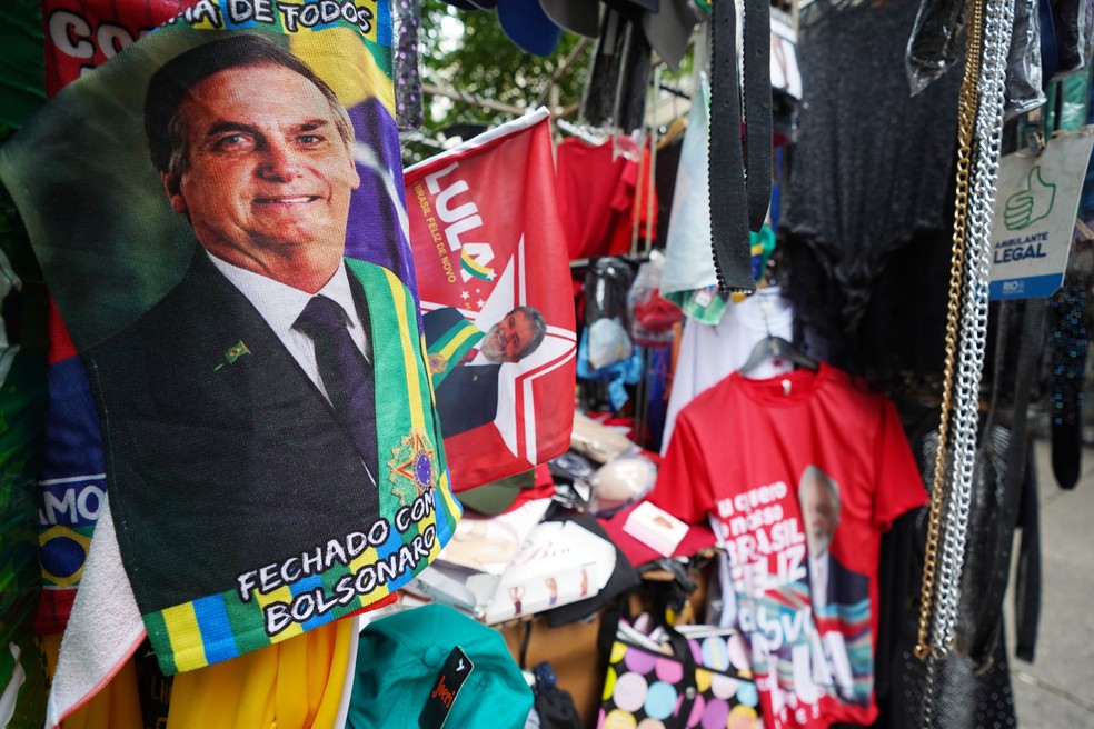 Produtos com a imagem do presidente Jair Bolsonaro e do ex-presidente Lula são vendidos por ambulantes em Copacabana, Zona Sul do RJ — Foto: Marcos Serra Lima/g1