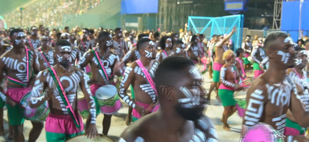 No ensaio técnico na Sapucaí, bateria da Mangueira faz homenagem aos 30 anos da Timbalada — Foto: Reprodução/TV Globo