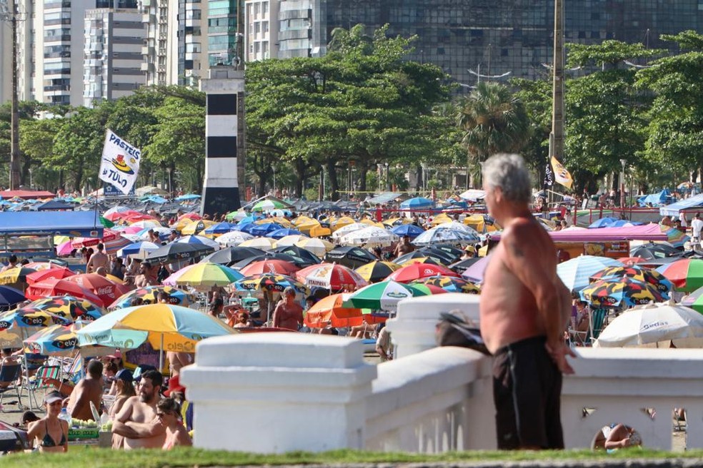 Calor leva milhares para as praias de Santos, SP, após onda de frio — Foto: Vanessa Rodrigues/Jornal A Tribuna