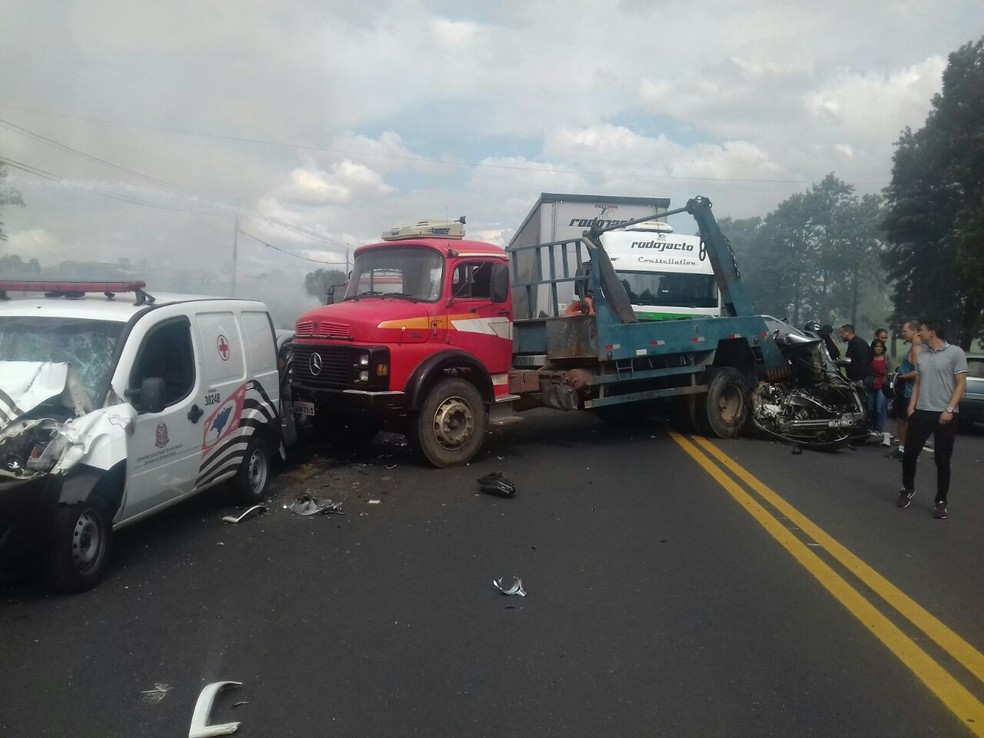 Engavetamento também envolveu uma ambulância com placas de Tupã  (Foto: Arquivo pessoal )
