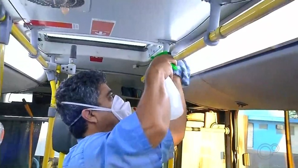 Ônibus é limpo em Birigui para voltar a ser usado durante pandemia do coronavírus — Foto: Reprodução/TV TEM