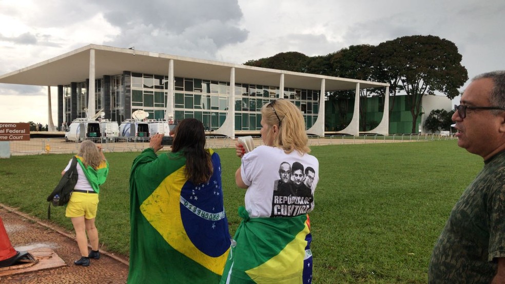 Manifestante invade área isolada no gramado do STF (Foto: Lucas Vidigal/G1)