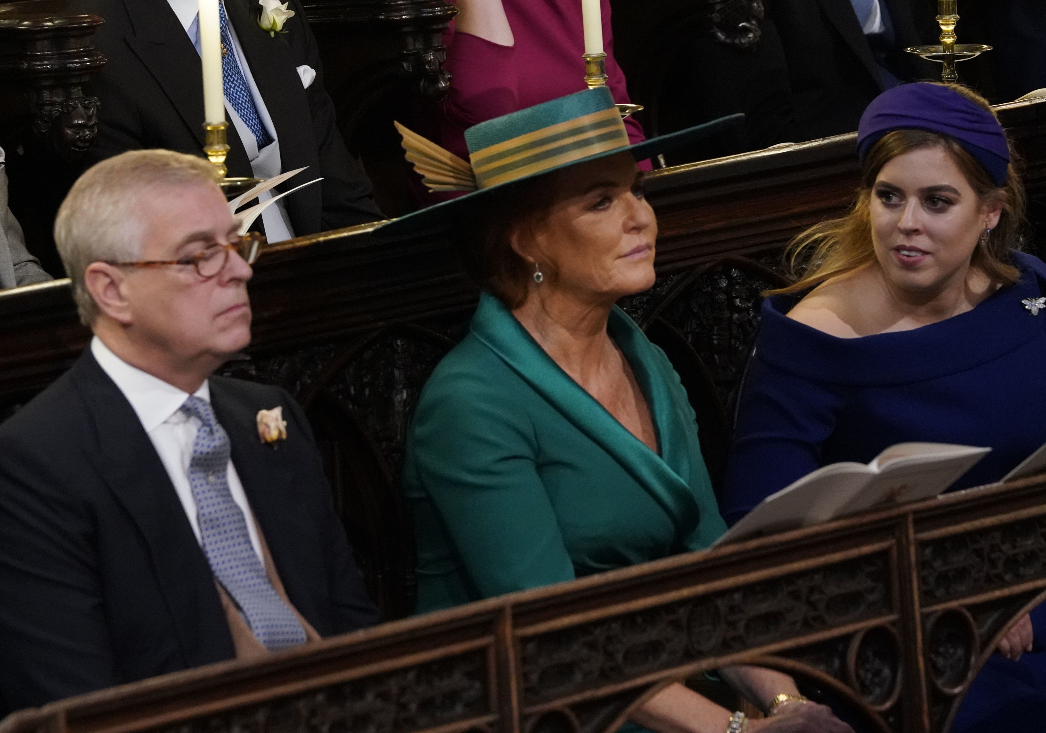 O Príncipe Andrew ao lado de Sarah Ferguson e de uma das filhas dos dois em evento da realeza britânica (Foto: Getty Images)
