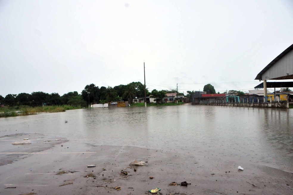 Rio Madeira avanÃ§a e compromete rua e Feira do Produtor, na regiÃ£o central de Porto Velho â Foto: Comdecom/Prefeitura de Porto Velho