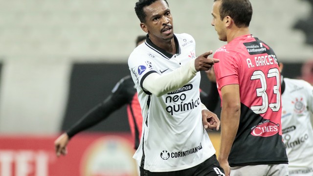 Jô deixou seu gol em vitória do Corinthians
