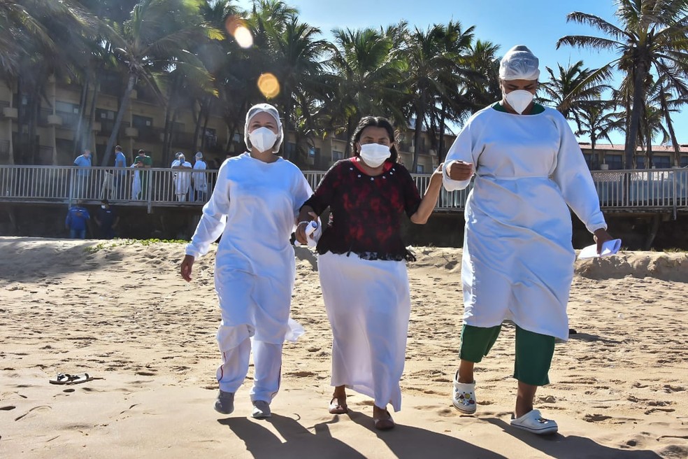 Paciente do Amazonas tem apoio de equipe do Hospital da Campanha para ir ao mar — Foto: Joana Lima