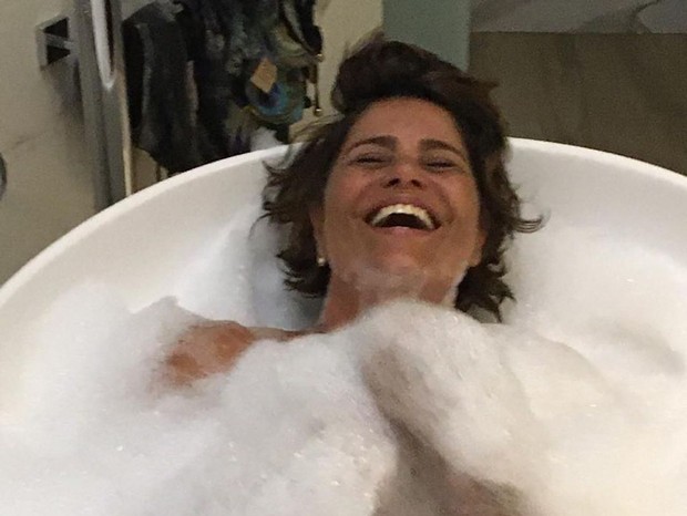 Valéria Alencar ganha banho de banheira (Foto: Reprodução/Instagram)