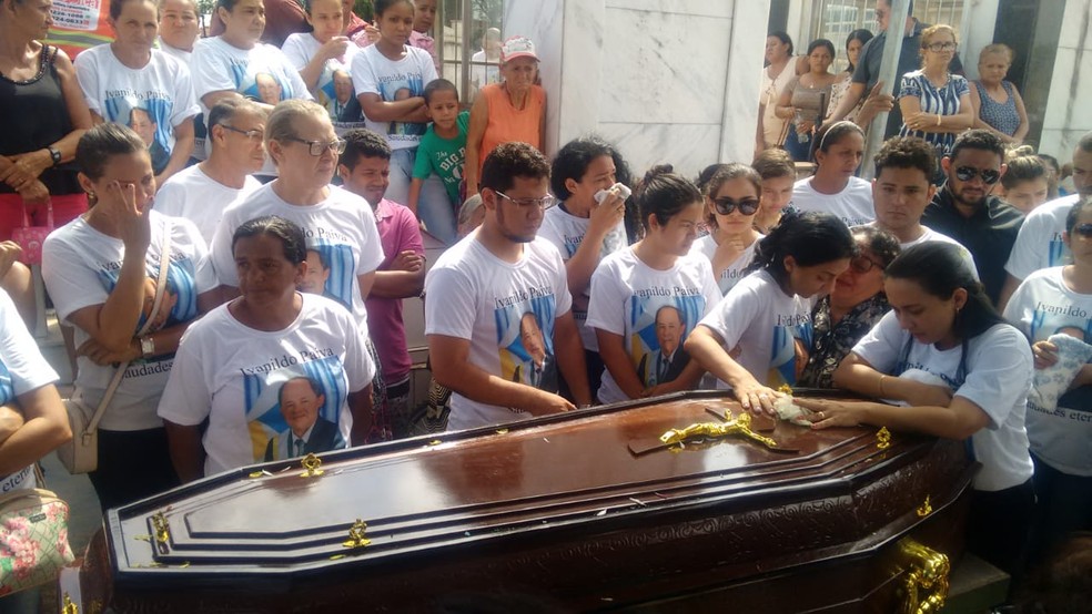 Corpo do prefeito Ivanildo Paiva (PRB) Ã© enterrado no CemitÃ©rio Campo da Saudade em Imperatriz (MA) â€” Foto: Rozany Dourado/TV Mirante