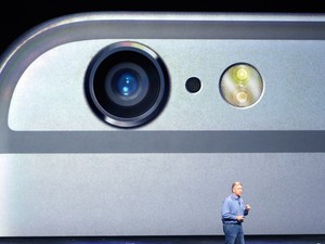 Detalhe de câmera de novo iPhone é mostrada durante evento de lançamento de produtos da Apple (Foto: AP Photo/Marcio Jose Sanchez)