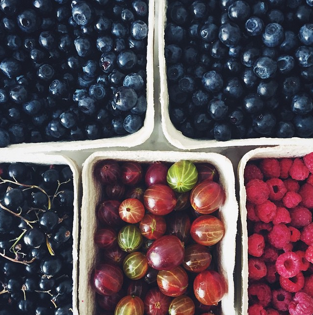Frutas vermelhas são alguns dos alimentos mais indicados para quem quer perder centímetros na barriga (Foto: Instagram @gkstories/Reprodução)