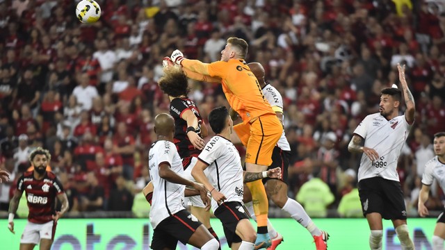 Bento sai do gol em Flamengo x Athletico-PR