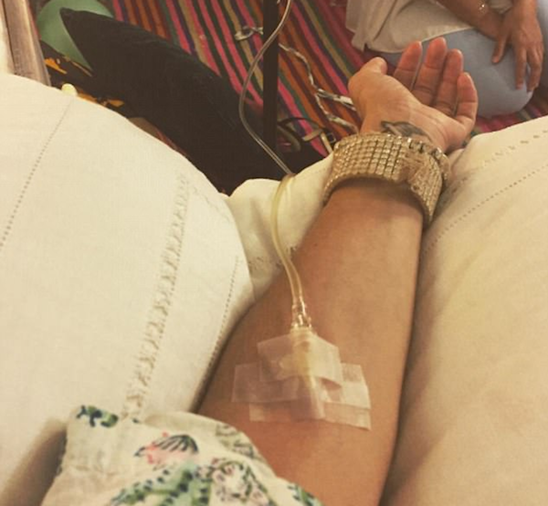 A atriz Sienna Miller tomando medicação na veia (Foto: Instagram)