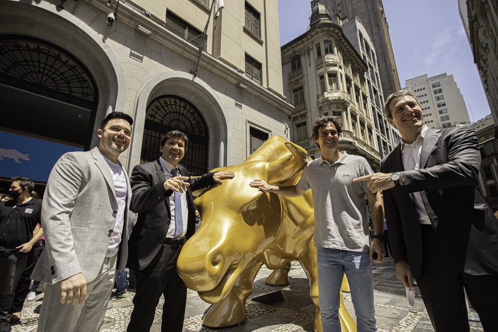 Inauguração de escultura de um touro dourado em frente à sede da Bolsa de Valores de São Paulo (B3), no Centro de São Paulo, nesta terça-feira (16). — Foto: BRUNO ROCHA/ENQUADRAR/ESTADÃO CONTEÚDO