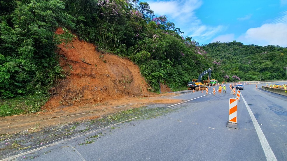 Deslizamento de terra bloqueou a BR-376 na noite de quinta-feira (19). Rodovia foi parcialmente liberada na manhã de sexta-feira (20). — Foto: PRF