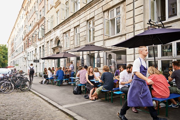 Tables in front of restaurant Manfreds (Foto: Ulf Svane  )