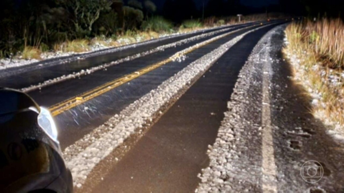 Polícia Rodoviária de SC usa sal para derreter gelo na estrada
