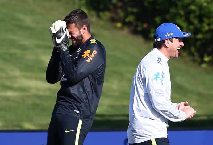 Alisson lamenta, Dunga ri no treino da seleção brasileira (Foto: Lucas Figueiredo / MoWA Press) Alisson lamenta, Dunga ri no treino da seleção brasileira (Foto: Lucas Figueiredo / MoWA Press)