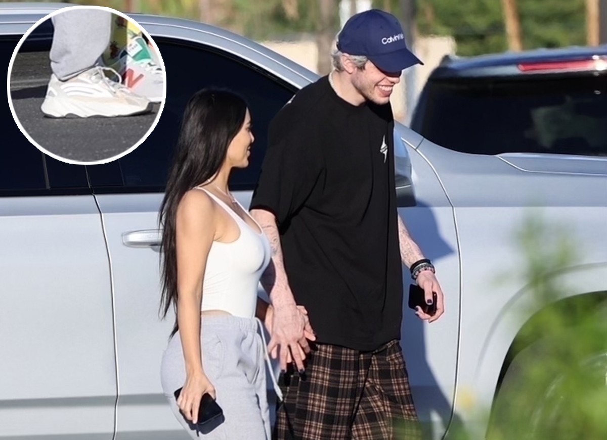 Kim Kardashian assume namoro com Pete Davidson e, na ocasião, usa tênis da marca do ex-marido, Ye (Foto: The Grosby Group)