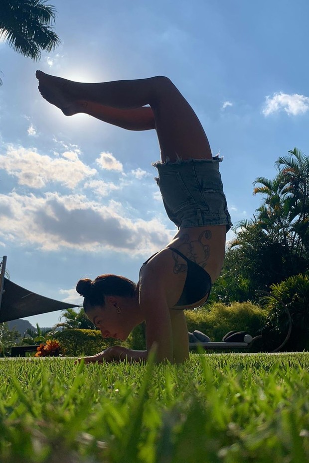 Isis Valverde capricha na pose de ioga (Foto: Reprodução/Instagram)