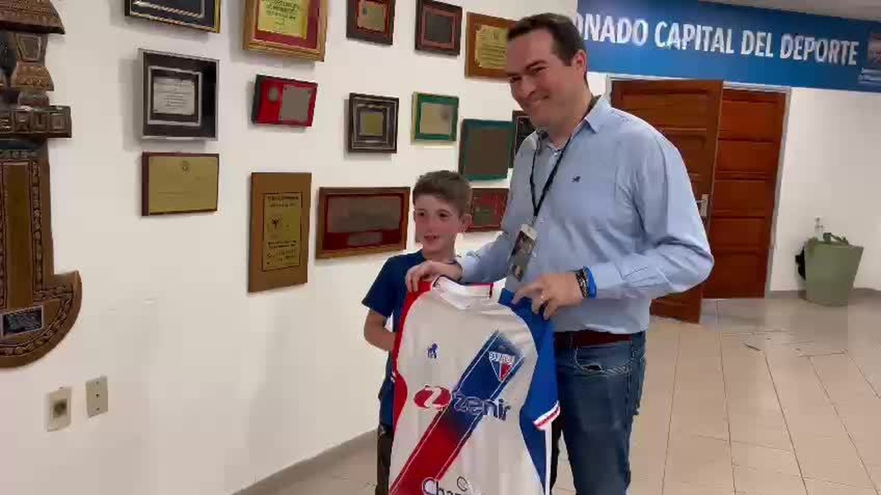 Torcedor uruguaio de oito anos ganha camisa do Fortaleza aps jogo da Libertadores